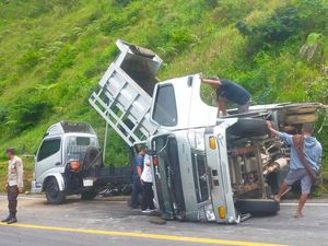Truk Bermuatan 5,5 Ton Pupuk Kandang Terbalik di Jalur Pusuk Sembalun