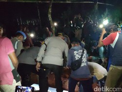 Momen Pilu Ayah-Anak Korban GranMax Maut Tol Japek Dimakamkan di Ciamis