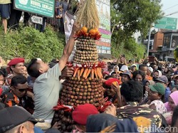 Tradisi Syawalan, Warga Boja Kendal Berebut Gunungan di Kirab Nyai Dapu