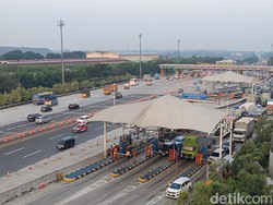 Video: Tol Cikampek Padat, 22 Gardu Pembayaran Dibuka di GT Cikatama