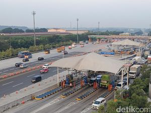 Video: Tol Cikampek Padat, 22 Gardu Pembayaran Dibuka di GT Cikatama Video: Tol Cikampek Padat, 22 Gardu Pembayaran Dibuka di GT Cikatama