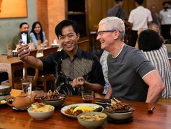 Tiba di Jakarta, Bos Apple Tim Cook Kulineran Sate Ayam