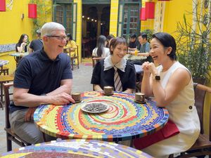 Bos Apple Ngopi Bareng di Vietnam Sebelum ke Indonesia