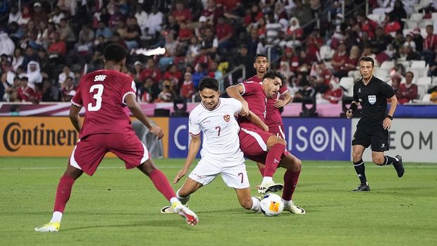 Timnas Indonesia U-23 menghadapi Qatar di Piala Asia U-23 2024. Marselino Ferdinan diadang pemain Qatar.