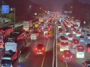 Kondisi Tol Japek Masih Dipadati Pengendara Arah Jakarta Kondisi Tol Japek Masih Dipadati Pengendara Arah Jakarta