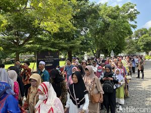 Antusias Warga Ikut Open House Sultan HB X, Ada yang Kompak Berkebaya Antusias Warga Ikut Open House Sultan HB X, Ada yang Kompak Berkebaya