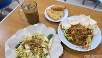 Makan Bakmi Goreng Ditemani Es Kopi yang Nikmat di Warkop Ini
