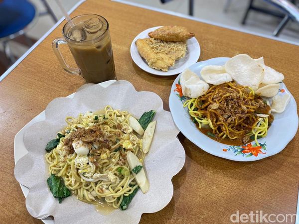 Makan Bakmi Goreng Ditemani Es Kopi yang Nikmat di Warkop Ini
