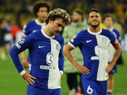 Antoine Griezmann pun bermuram durja menerima nasib Atletico Madrid, timnya. Foto: REUTERS/Wolfgang Rattay