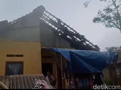 Atap Rumah Warga di Pandeglang Rusak Disapu Angin Kencang