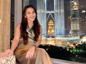 8 Foto Ayu Ting Ting & Keluarga Liburan ke Malaysia, Cantik Pakai Dress Satin 8 Foto Ayu Ting Ting & Keluarga Liburan ke Malaysia, Cantik Pakai Dress Satin