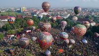 Balon Udara Hiasi Langit Pekalongan di Puncak Syawalan