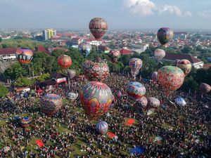 Balon Udara Hiasi Langit Pekalongan di Puncak Syawalan Balon Udara Hiasi Langit Pekalongan di Puncak Syawalan