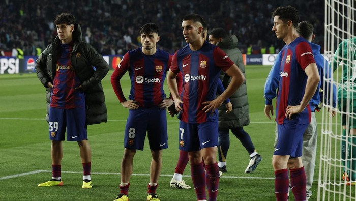 Soccer Football - Champions League - Quarter Final - Second Leg - FC Barcelona v Paris St Germain - Estadi Olimpic Lluis Companys, Barcelona, Spain - April 16, 2024 FC Barcelonas Hector Fort, Pedri, Ferran Torres and Robert Lewandowski look dejected after the match REUTERS/Albert Gea