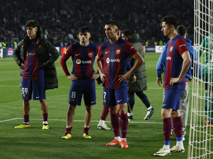 Soccer Football - Champions League - Quarter Final - Second Leg - FC Barcelona v Paris St Germain - Estadi Olimpic Lluis Companys, Barcelona, Spain - April 16, 2024 FC Barcelona's Hector Fort, Pedri, Ferran Torres and Robert Lewandowski look dejected after the match REUTERS/Albert Gea