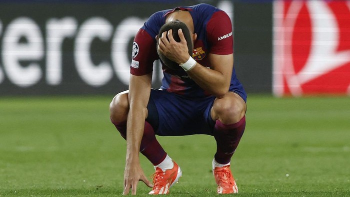 Barcelona Soccer Football - Champions League - Quarter Final - Second Leg - FC Barcelona v Paris St Germain - Estadi Olimpic Lluis Companys, Barcelona, Spain - April 16, 2024 FC Barcelona's Ferran Torres looks dejected after the match REUTERS/Albert Gea