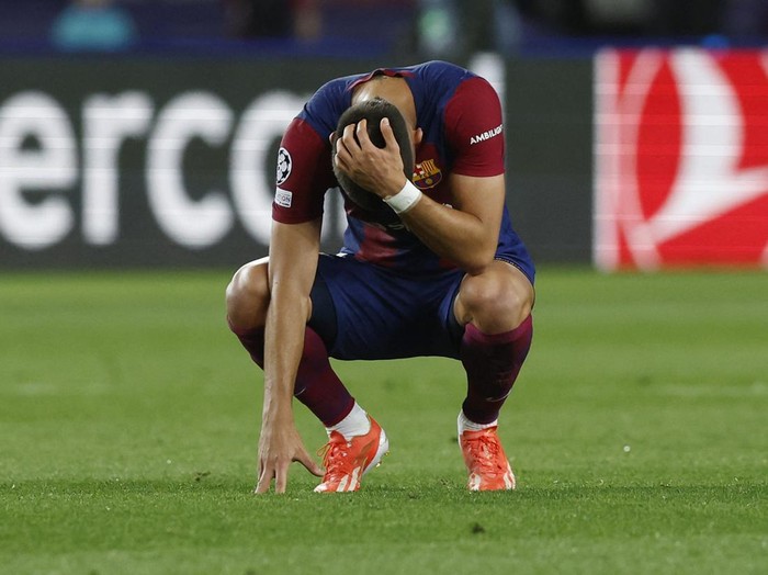 Soccer Football - Champions League - Quarter Final - Second Leg - FC Barcelona v Paris St Germain - Estadi Olimpic Lluis Companys, Barcelona, Spain - April 16, 2024 FC Barcelona's Ferran Torres looks dejected after the match REUTERS/Albert Gea