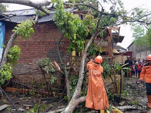 Kota Sukabumi Dikepung Pohon Tumbang Kota Sukabumi Dikepung Pohon Tumbang