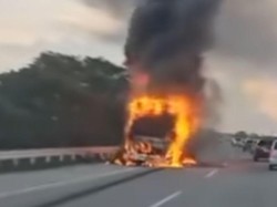 Bus Pahala Kencana Terbakar Hebat di Tol Jombang
