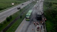 Foto-foto Bus Terbakar di Tol Jombang