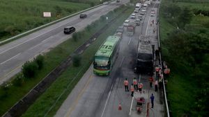 Foto-foto Bus Terbakar di Tol Jombang