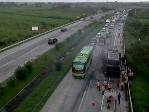 Foto-foto Bus Terbakar di Tol Jombang