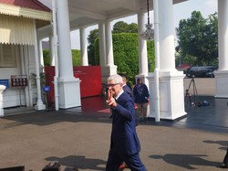Bos Apple Tiba di Istana, Tunjukkan Gestur Peace