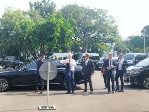 Duh! Sedan Mewah yang Antar Tim Cook ke Istana Belum Bayar Pajak Duh! Sedan Mewah yang Antar Tim Cook ke Istana Belum Bayar Pajak