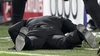 Ada pula adegan Diego Simeone nyusruk ke lapangan setelah timnya membuang peluang. Foto: AP/Martin Meissner