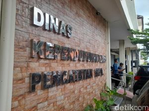 Warga Brebes Ngaku Diminta Bayar Rp 150 Ribu Urus Akta Lahir di Disdukcapil Warga Brebes Ngaku Diminta Bayar Rp 150 Ribu Urus Akta Lahir di Disdukcapil