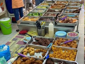 Duh! Di Warung Nasi Ini Tikus Berkeliaran di Etalase Makanan