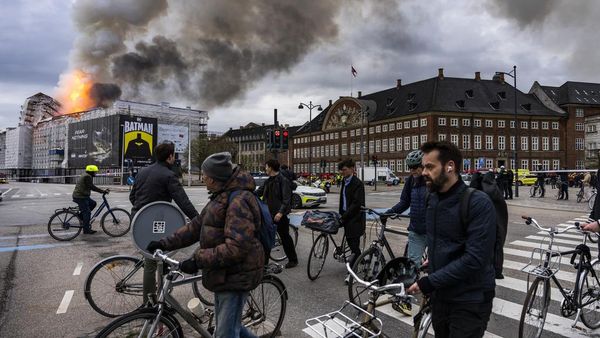 Potret Sisa-sisa Kebakaran Gedung Bursa Efek Bersejarah di Denmark
