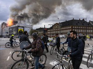 Potret Sisa-sisa Kebakaran Gedung Bursa Efek Bersejarah di Denmark