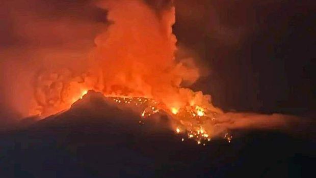 Gunung Ruang di Sitaro erupsi.