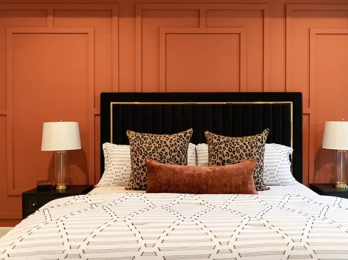 Inspirasi pemasangan wall panel pada kamar tidur/Amber Guyton, Blessed Little Bungalow Inspirasi pemasangan wall panel pada kamar tidur.