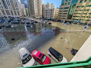 Cerita WNI soal Dampak Banjir di Dubai: ATM Mati-Tarif Taksi Online Melonjak Cerita WNI soal Dampak Banjir di Dubai: ATM Mati-Tarif Taksi Online Melonjak