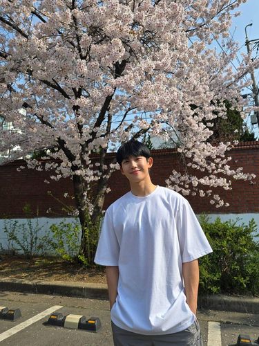 Jung Hae In menghabiskan akhir pekannya pada (7/4) kemarin dengan berjalan-jalan santai menikmati kecantikan bunga sakura yang sedang merekah indah dengan ronanya yang semanis senyuman sang aktor./ Foto: instagram.com/holyhaein