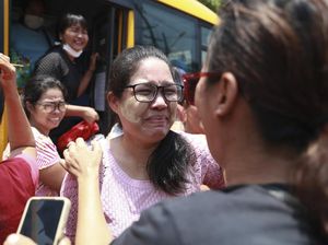 Momen Haru Pembebasan 3.300 Tahanan Politik Junta Militer Myanmar Momen Haru Pembebasan 3.300 Tahanan Politik Junta Militer Myanmar