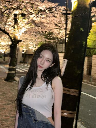 Kecantikan Karina aespa menyatu sempurna dengan keindahan bunga sakura di malam hari dalam potret yang dibagikannya pada (8/4), Beauties. Gaya girlfriend material dari sang idol bahkan sukses membuat publik terpesona./ Foto: instagram.com/katarinabluu