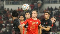 Persija dan Persis pun sama-sama berduel sepuluh lawan sepuluh.