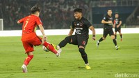 Persis Solo harus bermain dengan 10 pemain sejak menit ke-19. Gavin Kwan Adsit mendapat kartu merah dari wasit.