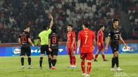 Persija berusaha memecah kebuntuan selepas turun minum. Macan Kemayoran justru menyusul Persis bermain dengan sepuluh pemain di menit ke-72.