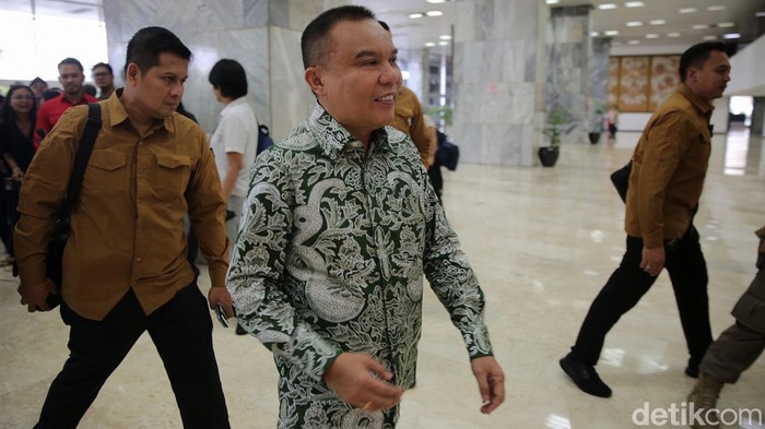 Ketua Harian DPP Gerindra Bahas Pertemuan Prabowo dan Megawati Usai Putusan MK Ketua Harian DPP Partai Gerindra Sufmi Dasco Ahmad menyediakan keterangan pers di Gedung dewan perwakilan rakyat RI, Jakarta, Rabu (17/4/2024).