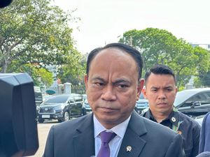 Ketum Projo Bicara soal Peluang Pertemuan Jokowi-Megawati Ketum Projo Bicara soal Peluang Pertemuan Jokowi-Megawati