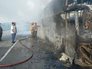 Detik-detik Bus Pahala Kencana Ludes Terbakar di Tol Jombang Detik-detik Bus Pahala Kencana Ludes Terbakar di Tol Jombang