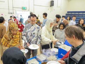 Lebaran di Inggris, WNI dan Warga Inggris Santap Lontong Opor Bersama