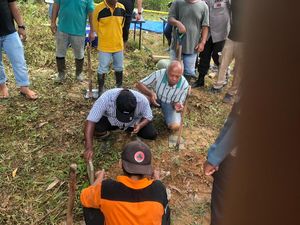 Polisi Bongkar Makam Pria Diduga Eks Casis TNI AL yang Dibunuh Serda Adan Polisi Bongkar Makam Pria Diduga Eks Casis TNI AL yang Dibunuh Serda Adan