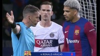 Kartu merah Ronald Araujo di babak pertama bikin Barca kewalahan meladeni PSG. Foto: dok. Internet/X (Twitter)