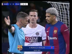 Kartu merah Ronald Araujo di babak pertama bikin Barca kewalahan meladeni PSG. Foto: dok. Internet/X (Twitter)