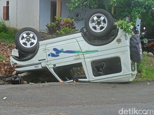 Mobil Katana Dikendarai Sopir Mabuk Tabrak 2 Motor Lalu Terbalik di Blitar Mobil Katana Dikendarai Sopir Mabuk Tabrak 2 Motor Lalu Terbalik di Blitar